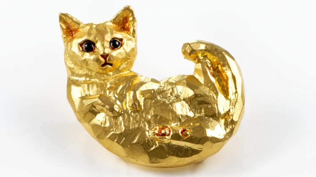 ギンザタナカ、南極に行った三毛猫をモチーフにした純金オブジェを発売